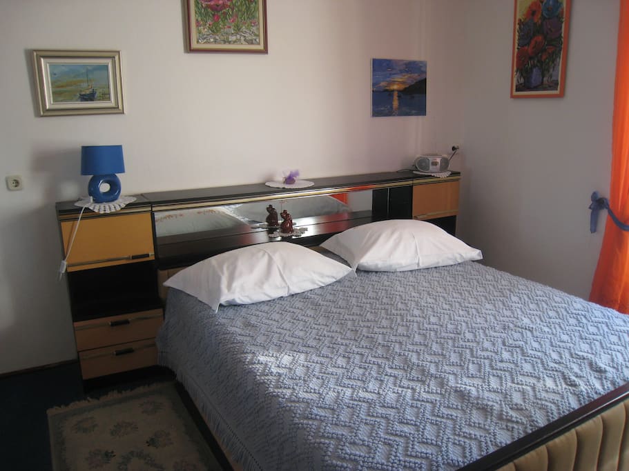 bedroom with double bed