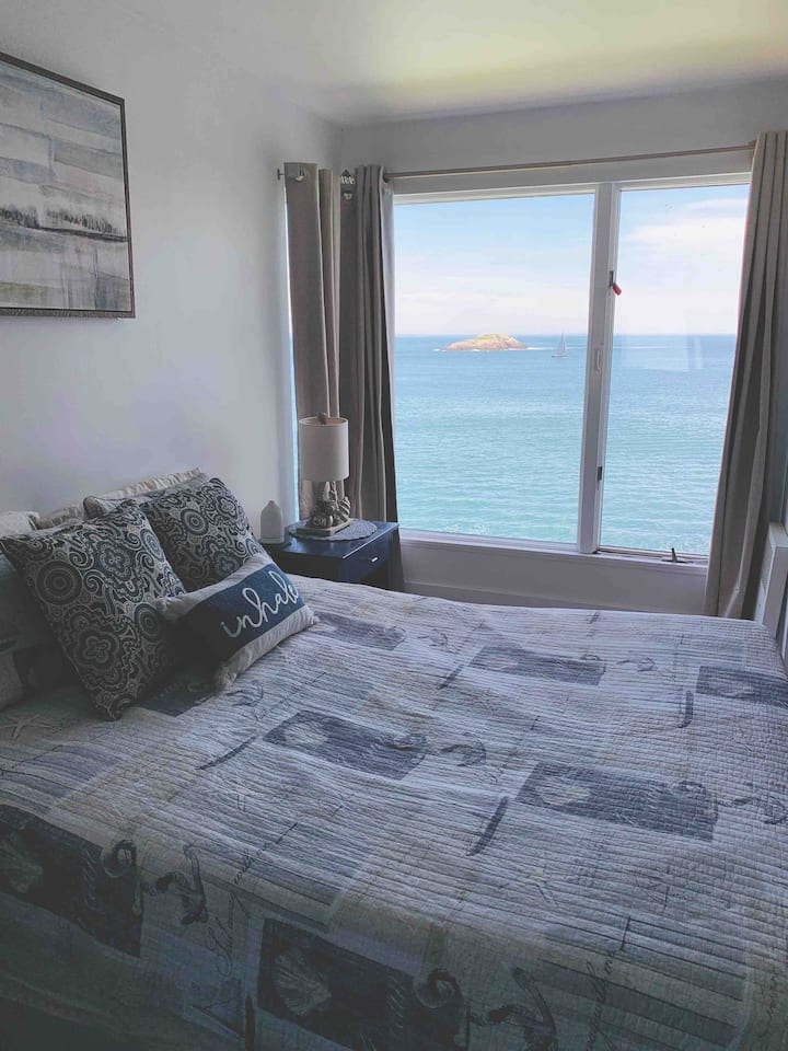 Dormitorio 3: la habitación de atún en el nivel principal tiene 1 cama tamaño queen, televisor inteligente, 1 armario, con vistas al mar y roca de huevo.