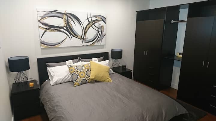 Cama tamaño queen con un montón de espacio de almacenamiento: almohadas firmes y suaves.  ¡Persianas opacas también!