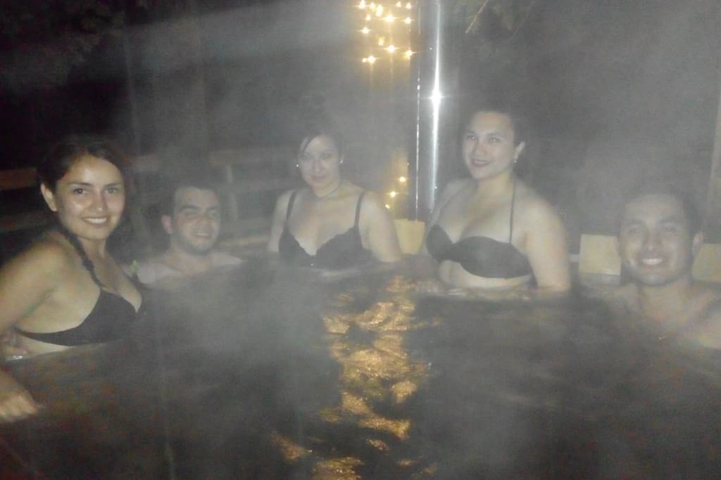 De noche o día, disfruto del agua a 38° de temperatura por $10.000 por hora.