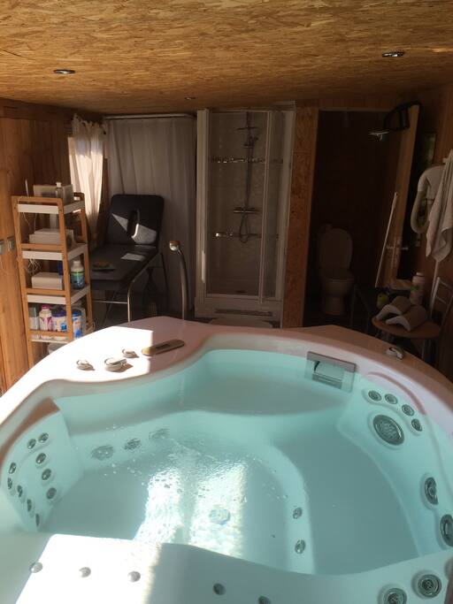 SPA à l'extérieur de la maison dans un chalet bois avec douche et wc .