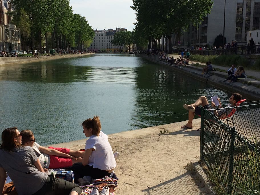 Canal Saint-Martin, the romantic neibourghood in Paris