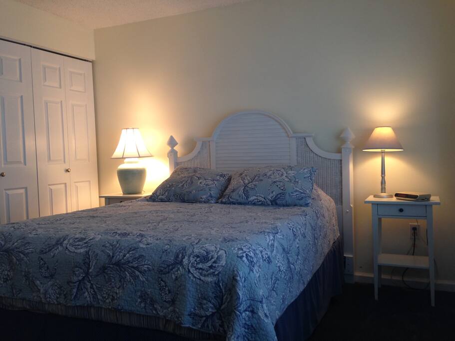 Queen sized bed in bedroom