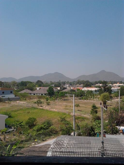 หน้าระเบียง เห็นวิวภูเขา สวยงามมาก เวลาพระอาทิตย์ตกดิน