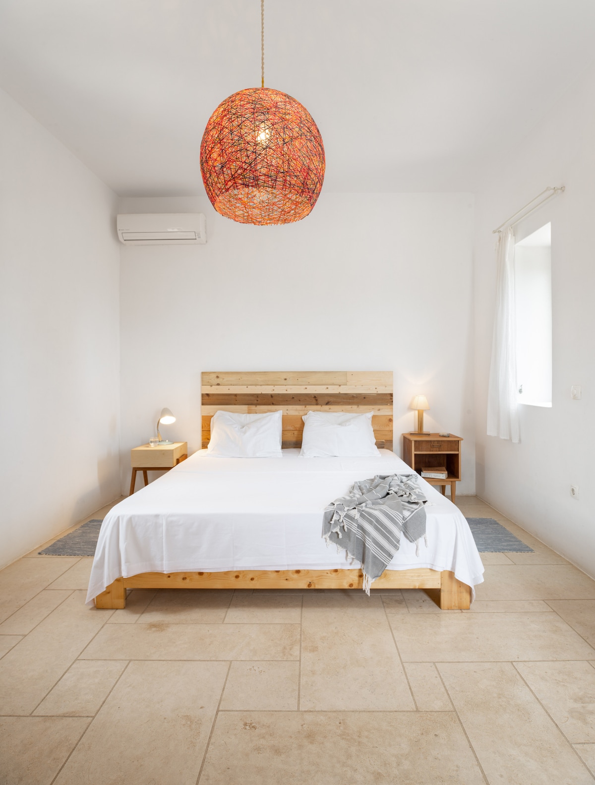 Спалната соба на средно ниво. 