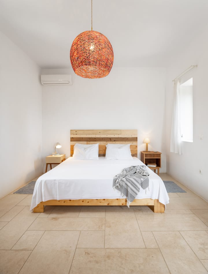 De slaapkamer op  de middelste verdieping. 