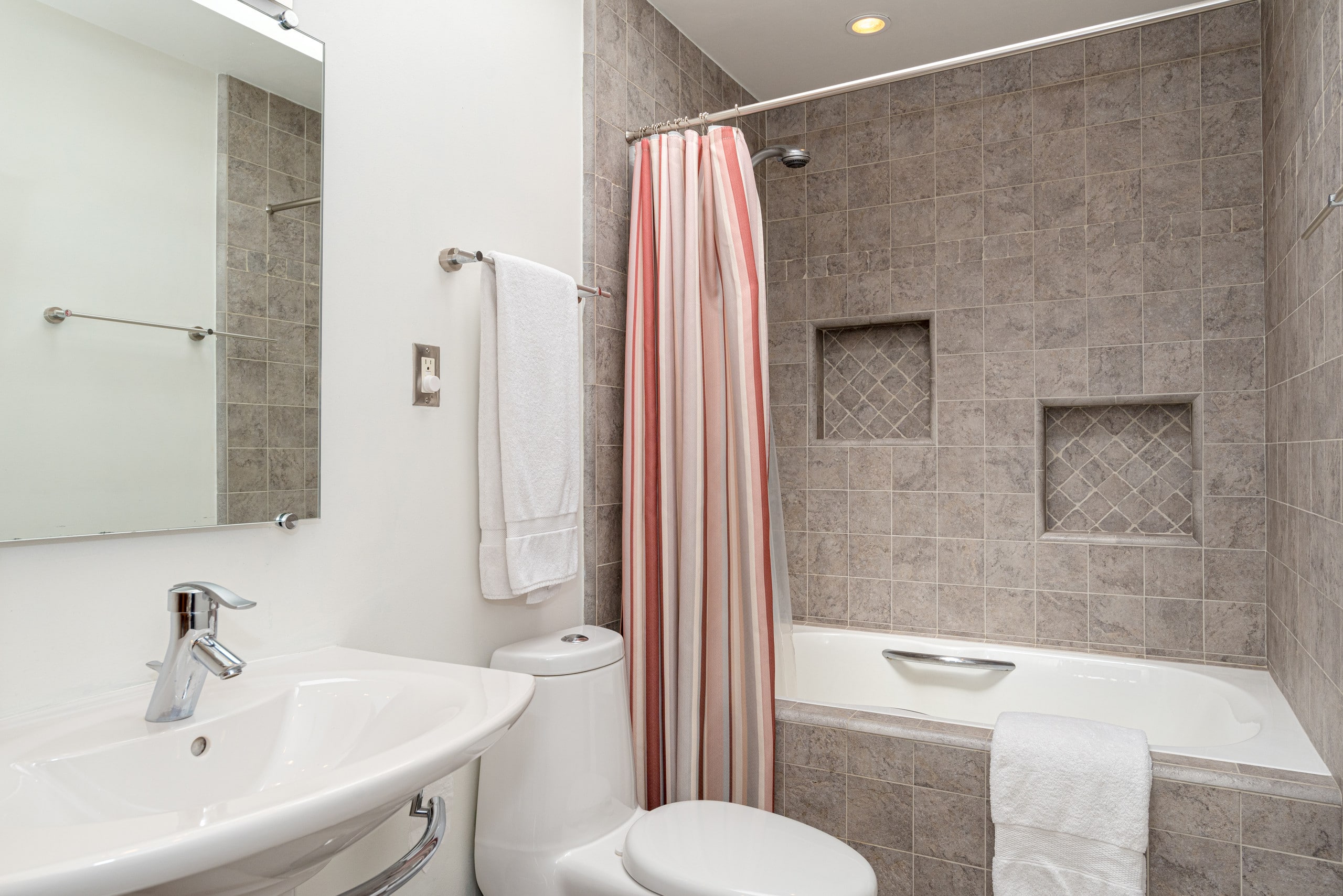 Home in San Francisco · ★5.0 · 2 bedrooms · 2 beds · 2 private baths - Image 42