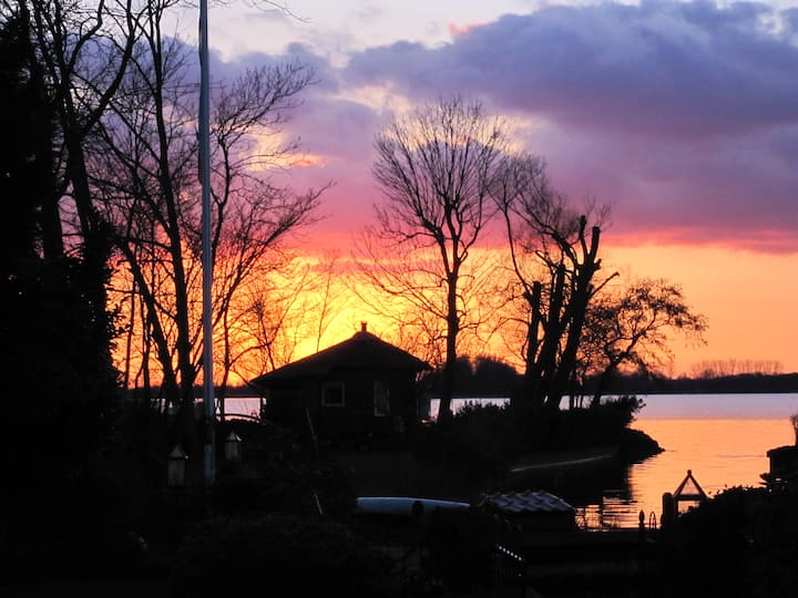 Amsterdam nearby lakefront cottage