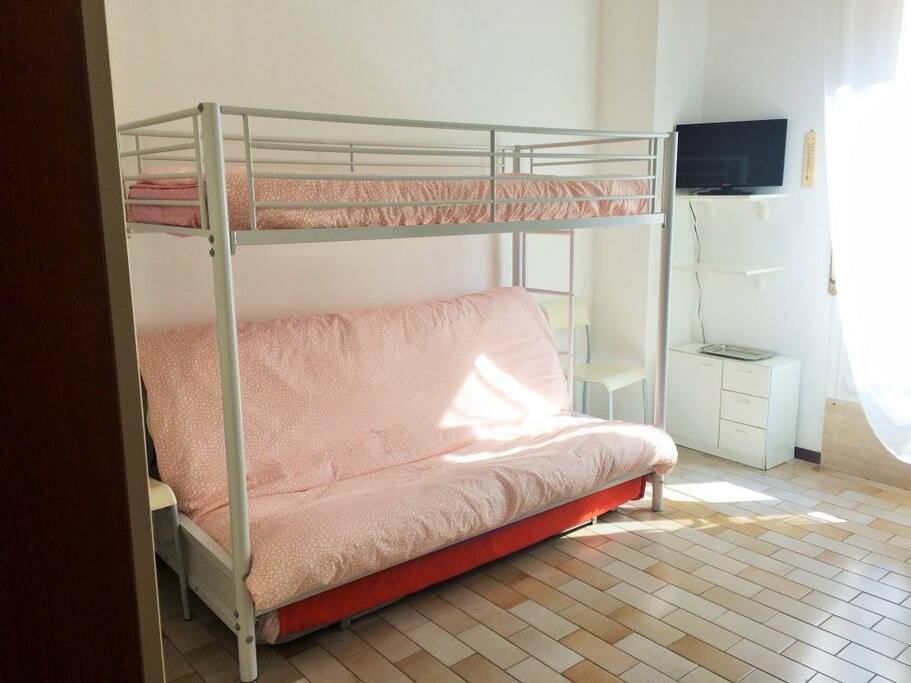 Il divano letto è apribile e si trasforma in un letto da una piazza e mezza. Sotto c'è un letto singolo estraibile e sopra un letto a castello da 1 piazza. Sono completi di cuscini, lenzuola e coperte pulite.
