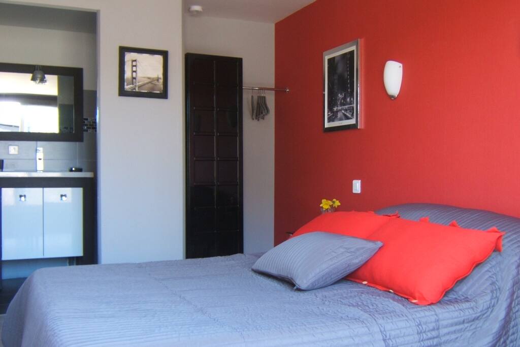 chambre ville lit de 160 cm ou 2 lits de 80 cm.