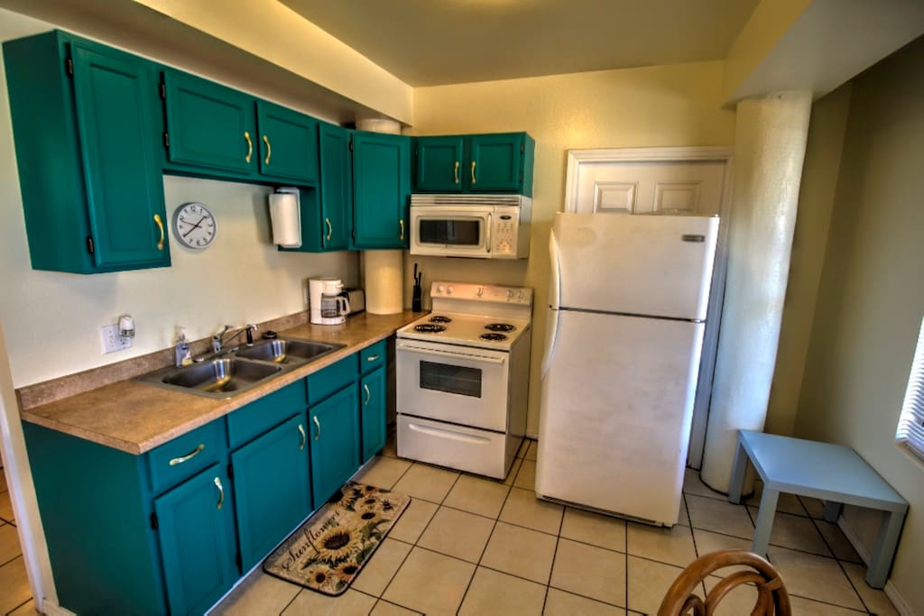 Full Kitchen with Coffee Maker, Toaster & Blender