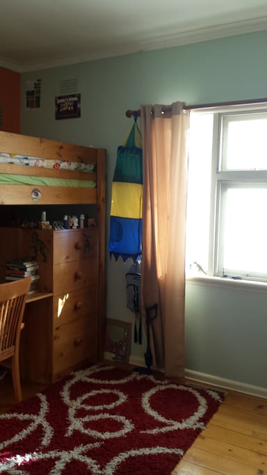 kids bedroom/ high bed