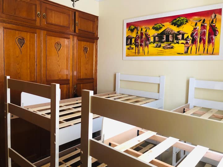 Quarto Members
2 Beliche
ארונות בגדים ניידים
וארונות שרקוטרי
