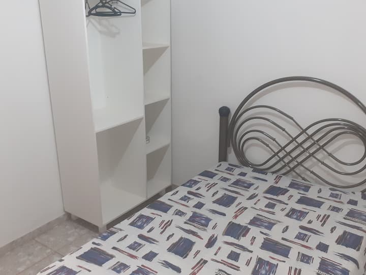 Მესამე  საძინებელი სტანდარტული ზომის ორადგილიანი საწოლით, კარადა საკიდებითა და ვენტილატორით 