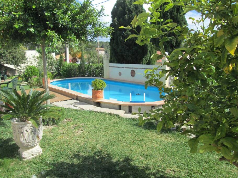 Der Poolbereich besteht aus einem großen Aussenpool mit Poolterrasse, Aussendusche.