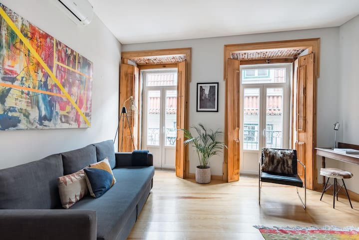 Charming Flat with Balconies. AC. Central Chiado District