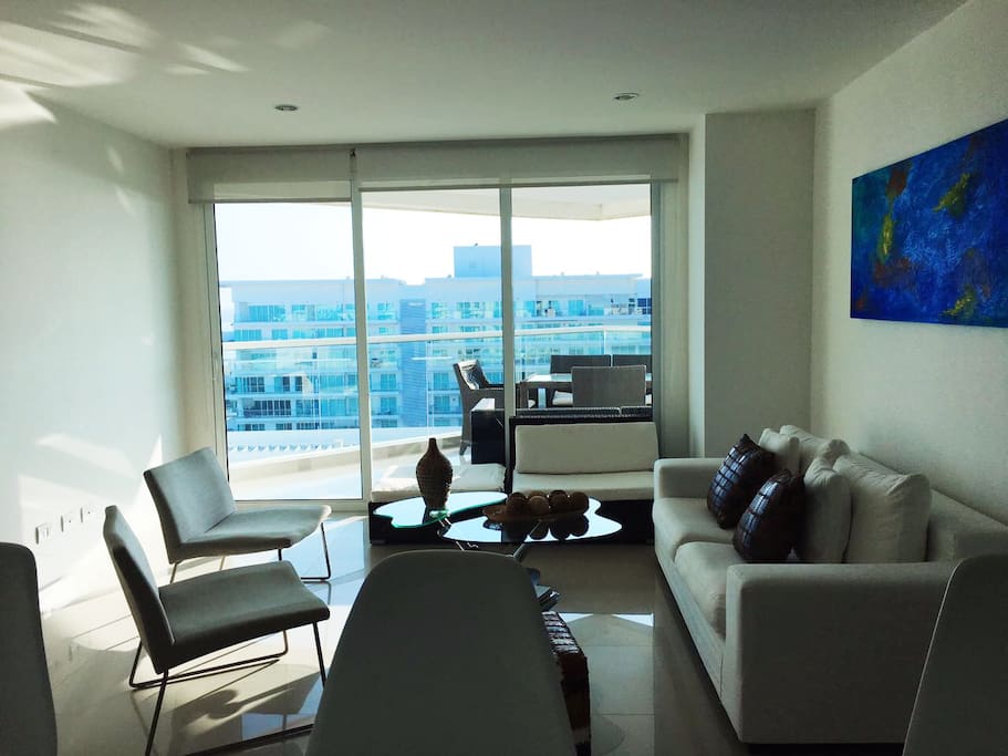 Modern Living Room decorated with direct access to a large Balcony .
Moderna y espaciosa Sala con acceso directo al Balcon.