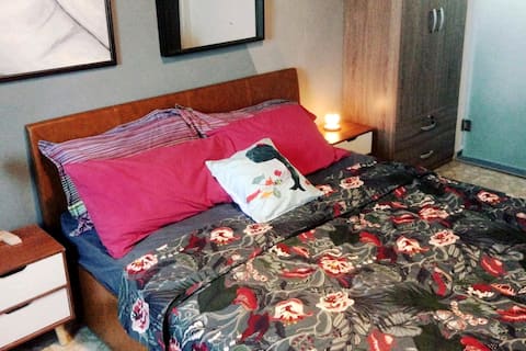 Modern Arty Master Bedroom - Near NUS & Sentosa