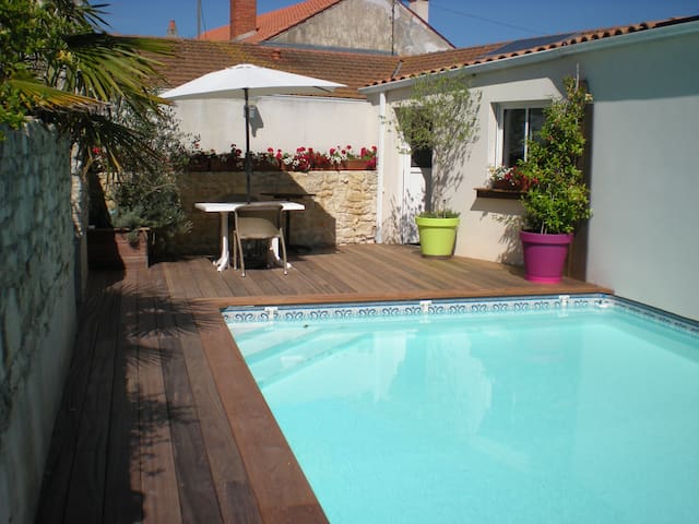 Logement avec piscine ,terrasse, garage,wifi