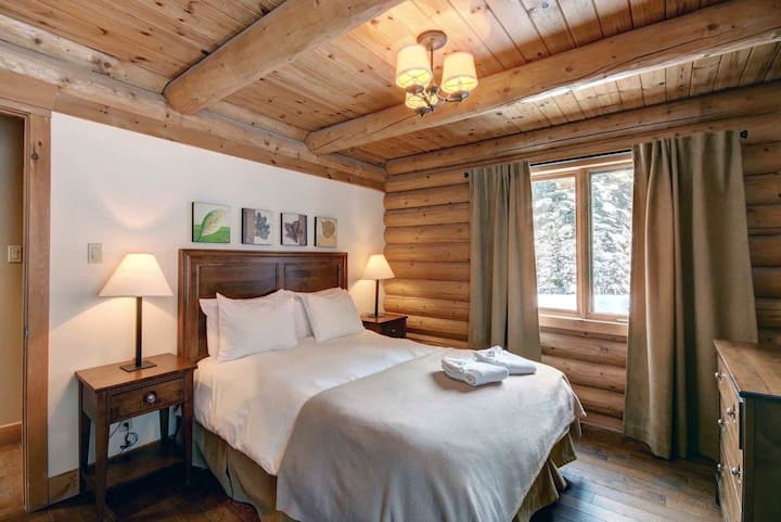 เตียงควีนไซส์บนชั้นหลัก 