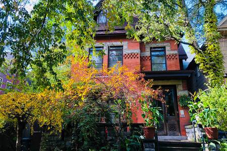 3rd Floor Apt in historic Elmwood Village home