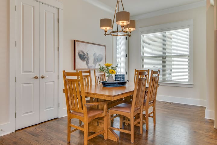 3mn to everything Nashville! Comfortably sleeps 12 gallery image 5