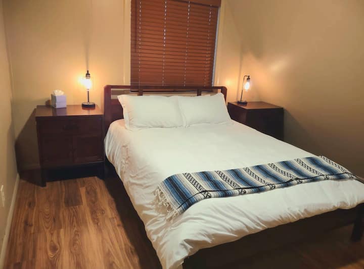 เตียงควีนไซส์พร้อมที่นอนระดับไฮเอนด์พร้อมท็อปเปอร์เมมโมรี่โฟม