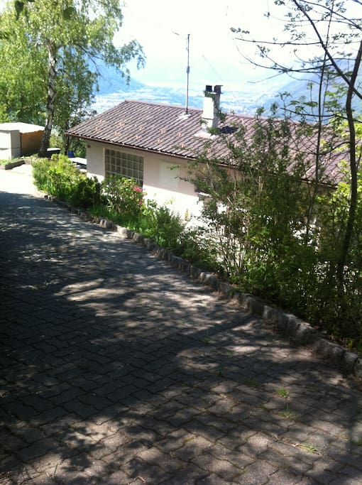 Fahrbarer Weg zum Haus u. Parkplatz auf linker Seite