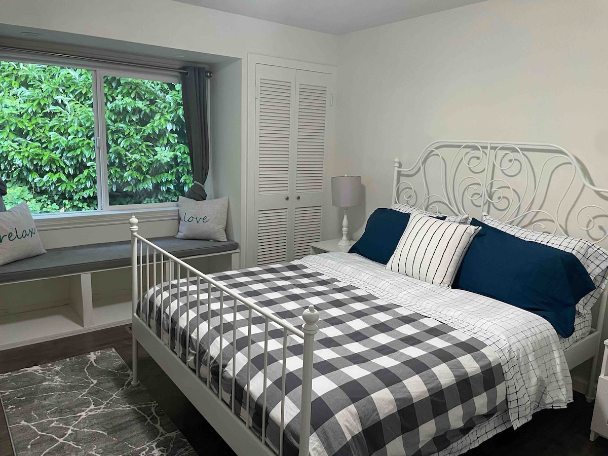 חדר שינה שני עם מיטת קווין סייז