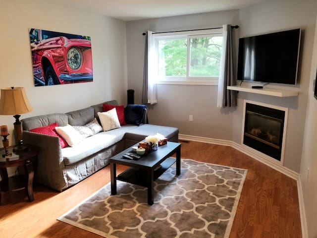 Stylish, Modern 2nd Floor Private Apt. Quiet Area