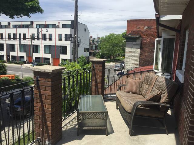 Lively little Italy! 2+ bedrooms with Parking! gallery image 2