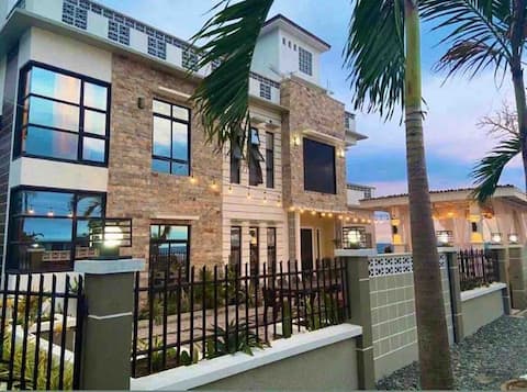 Reef House Bacnotan-beachfront with Seaview pool