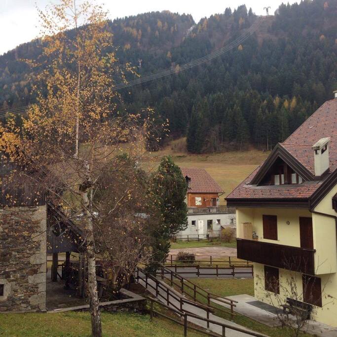 Vista dal balcone in autunno. View from the front balcony in the fall.