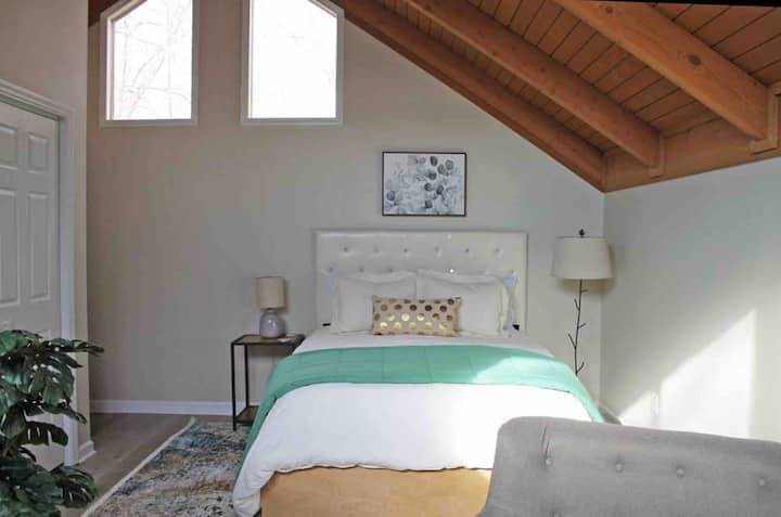 Suite de dormitorio queen con baño junto al dormitorio con una pequeña ducha de pie, inodoro y tocador grande. El colchón Zinus premium, ropa de cama y sábanas de calidad. 