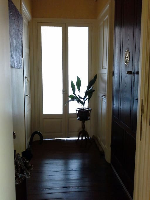 Recibidor. Entrada al piso. Zona alquilada: 70 m2