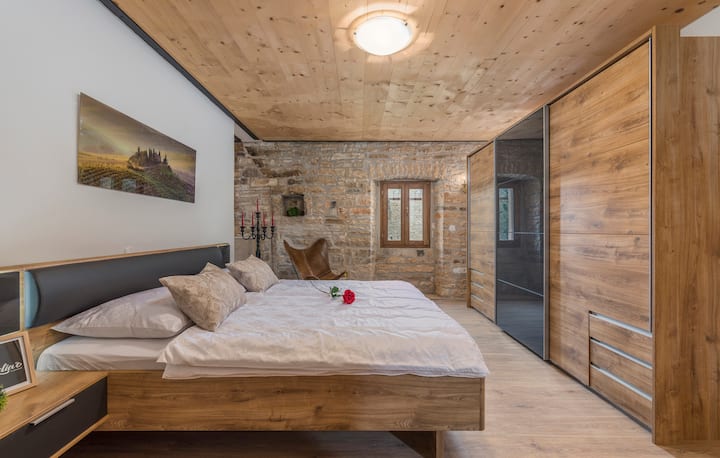 Ap. 5 - Dhomë gjumi romantike 1 në katin e parë.