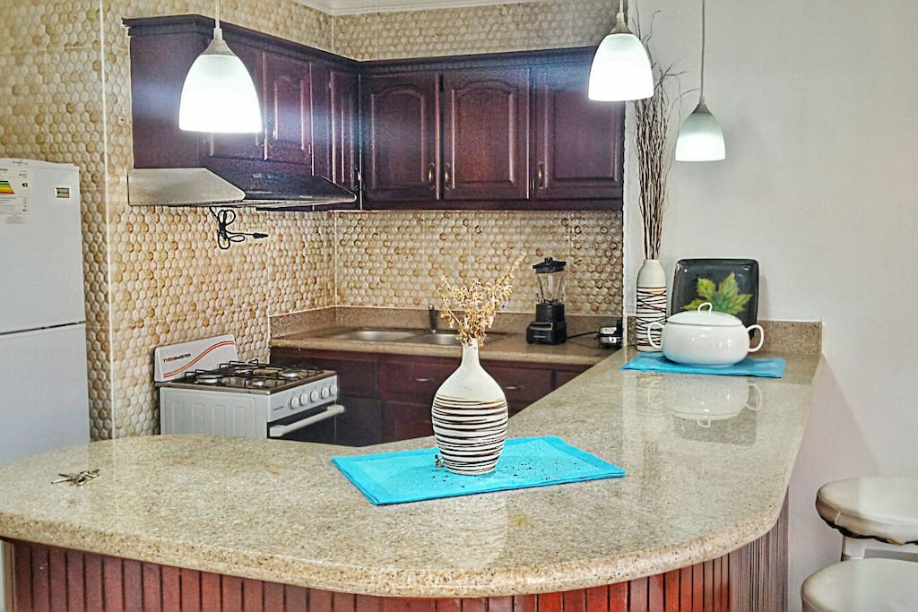 a beautiful and well-lit kitchen, with all the essentials needed to prepare your meals! with lots of natural light! Español: Una bella cocina con mucha luz natural y todos los instrumentos necesarios para cocinar!