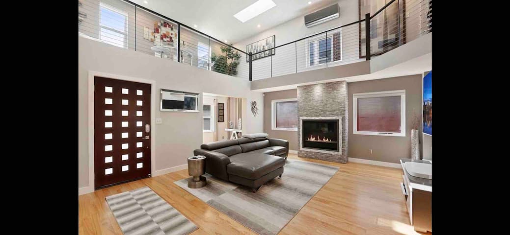 SuperHost Tangletown loft Villa back for 2025!