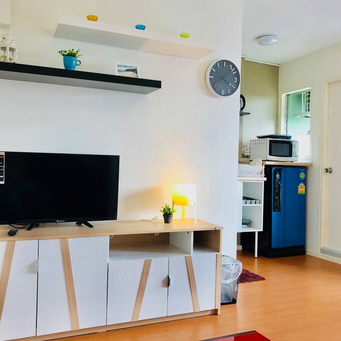 Well-decorated studio room for take a rest before travelling.