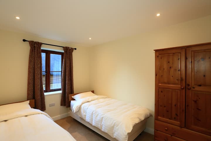 Twin bedroom