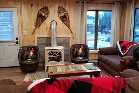 Bear Den Cottage *hottub*