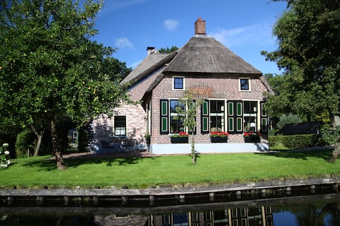 Idyllic monumental farmhouse close to Giethoorn