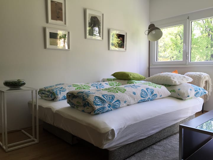 أريكة تتسع لنوم شخصين