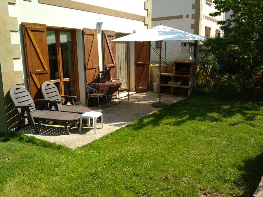 Jardin tarsero y entrada a la cocina