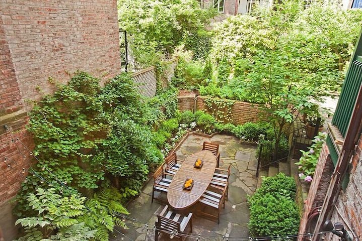 VIP Duplex Townhouse with Private Garden! gallery image 2