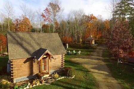 Log Cabin Getaway near Middlebury and Green Mtns
