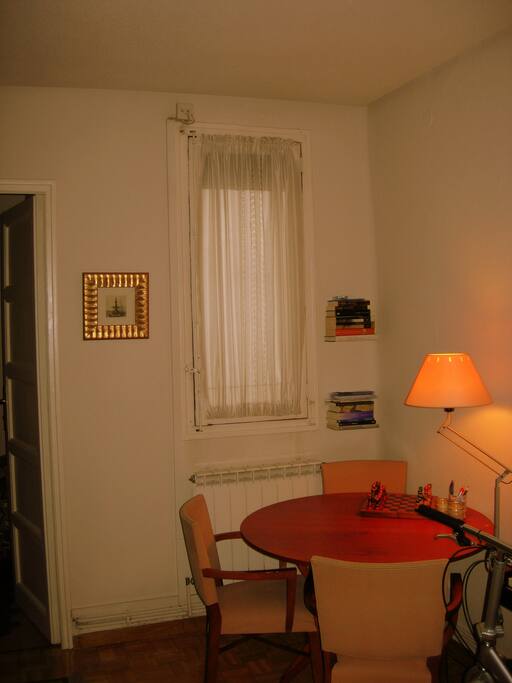 Sala central con mesa, cercana a la habitación pequeña para libre uso de 2º huésped