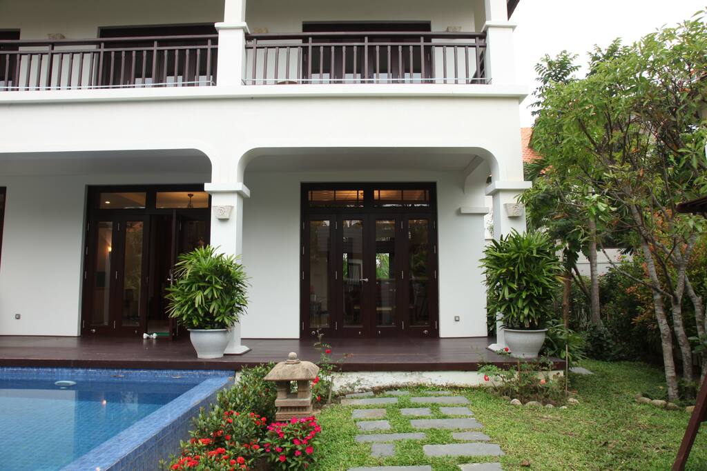 The peaceful way to the garden