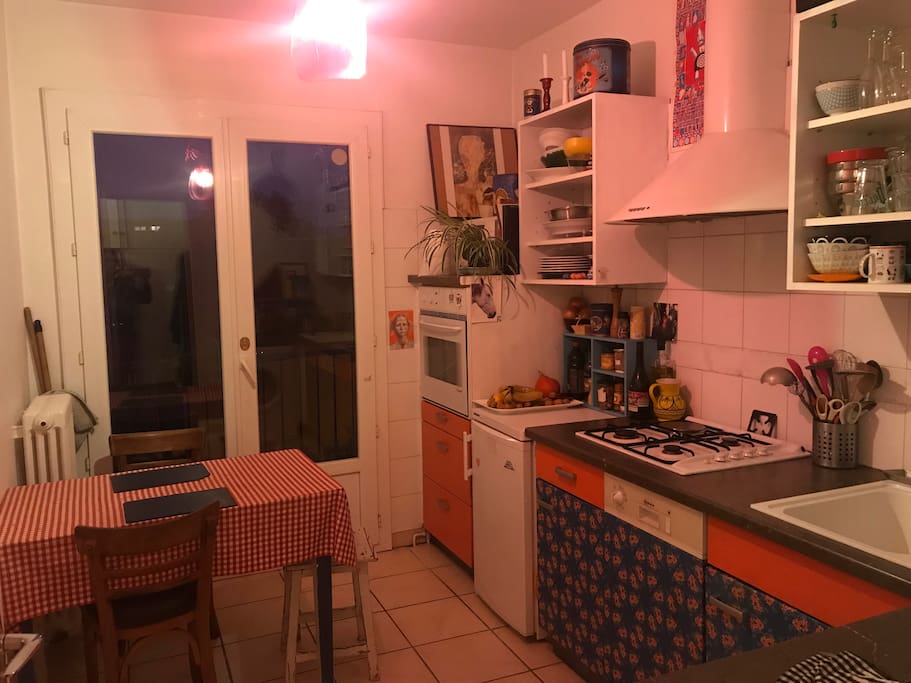 La cuisine qui donne sur un balcon où on peut aussi manger quand il fait beau
