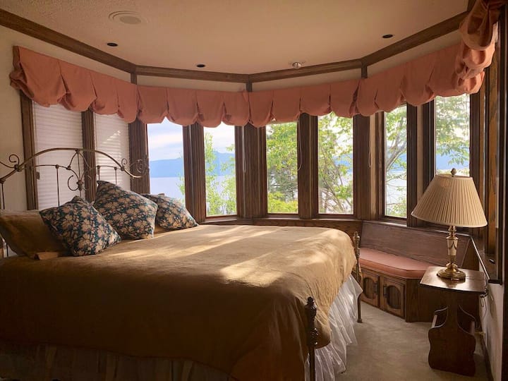 King size bedroom with lake view